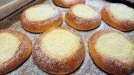 Klasické české kulaté koláče se sladkým tvarohem
