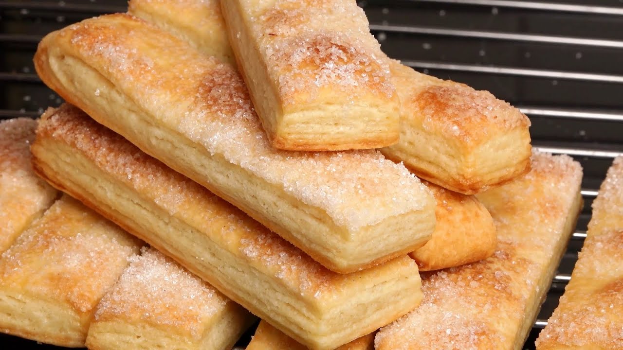 Vrstvené jazýčky z listového těsta s cukrovým posypem