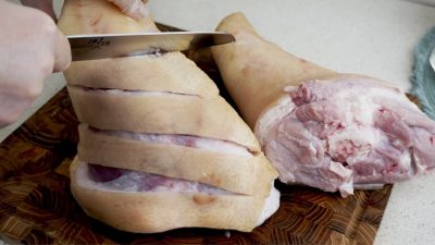 Jemné marinované vepřové koleno pečené v troubě bez předvaření