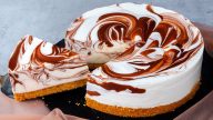 Nádherný nepečený mramorovaný cheesecake se sušenkovým korpusem