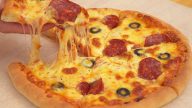 Domácí americká pizza s originální rajčatovou omáčkou