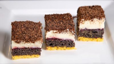 Trojbarevný koláč na plech s makovou náplní, smetanovým krémem a strouhanou čokoládou