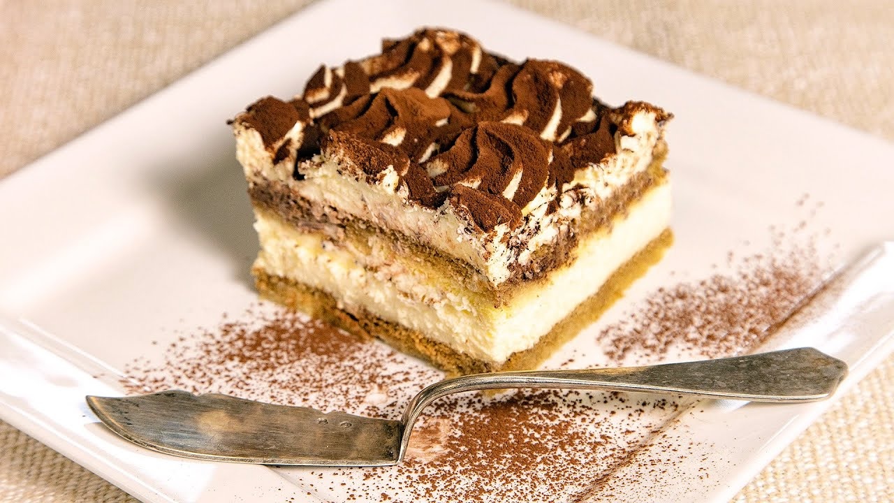 Vrstvený dort ve stylu tiramisu s pečeným korpusem