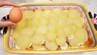 Zapečené brambory s klobásou a vejcem podle tradičního českého receptu