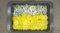 Kuřecí řízek a brambory se smetanou a sýrem