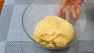 Slavnostní křehké máslové košíčky se šlehačkovým krémem a ořechovou náplní