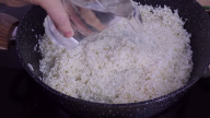 Smažená kuřecí stehna na kari se zeleninovou rýží