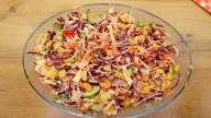 Chutný a zdravý zeleninový salát s česnekovým dresingem a domácí bruschettou