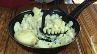 Bramborové karbanátky plněné šunkou a strouhaným sýrem