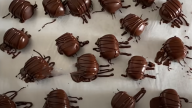 Tři druhy sladkých nepečených lanýžů ze sušenek a čokolády