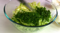 Originální saláty z obyčejného zelí dvakrát jinak