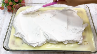 Jemný smetanový dort s mléčným pudinkem a šlehačkou