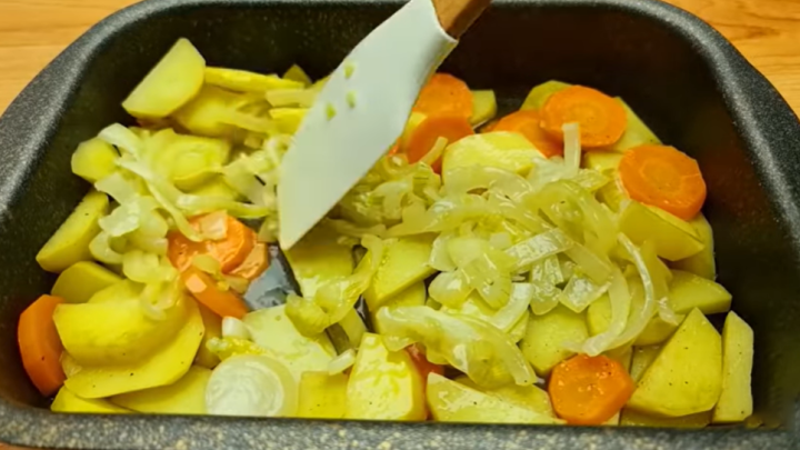 Pečená kuřecí stehna na zeleninovém lůžku s pečenými bramborami a mrkví