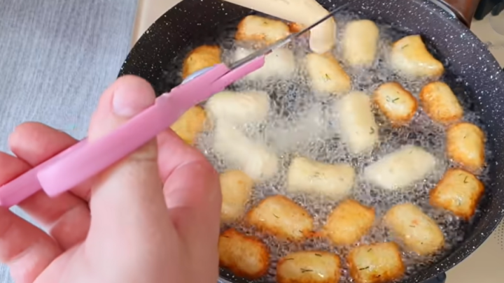 Fritované domácí bramborové křupky jsou lepší než brambůrky