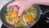 Smažená hnízda s vajíčkem ze čtyř druhů zeleniny