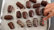 Tři druhy sladkých nepečených lanýžů ze sušenek a čokolády