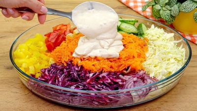 Chutný a zdravý zeleninový salát s česnekovým dresingem a domácí bruschettou