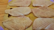 Pečená kuřecí prsa s parmezánem, podávaná s bramborami