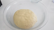 Vláčný domácí chléb plněný bramborami a sýrem