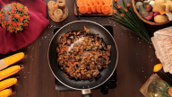 Bramborová roláda plněná restovanými houbami a mrkví