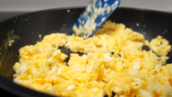 Smažená rýže s restovanou zeleninou a vajíčkem