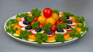 Perfektní zeleninová dekorace svátečního stolu z okurek a rajčat