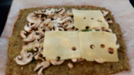 Bramborová roláda plněná houbami a plátkovým sýrem