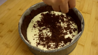 Křehký čokoládový koláč s náplní z tvarohu a řeckého jogurtu