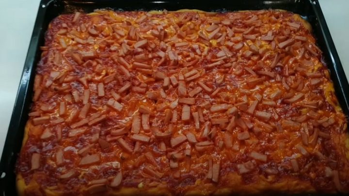 Rychlá domácí pizza z polotekutého těsta vás překvapí svou chutí