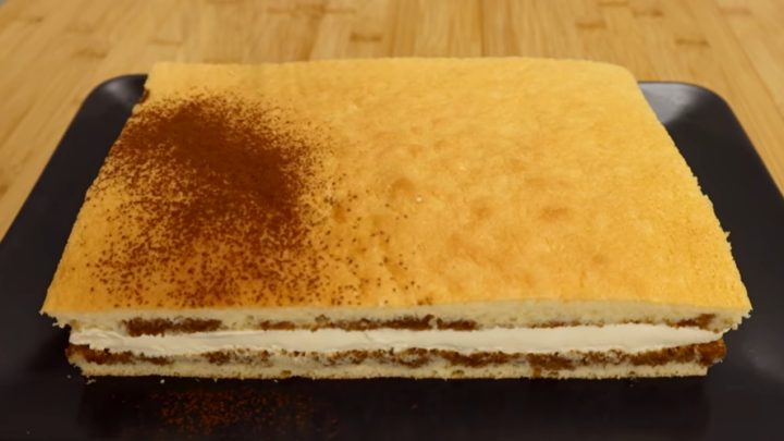 Mandlový dort ve stylu Tiramisu se smetanový krémem a kakaovým posypem