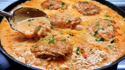 Měkké a jemné kuřecí maso s houbami ve smetanové omáčce