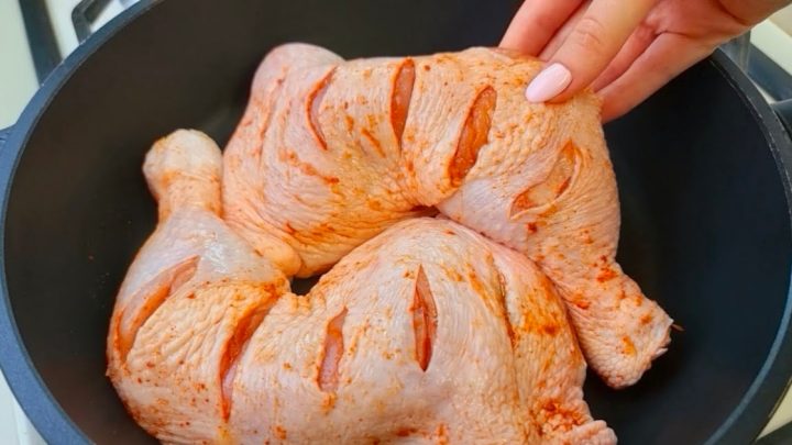 Pečená kuřecí stehna s bramborem a kari omáčkou