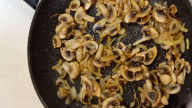 Masová roláda s houbami a strouhaným sýrem