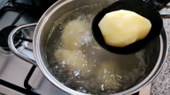 Slaná bramborová bábovka se sýrem a salámem