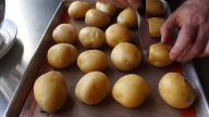 Rozbité brambory s bylinkovým máslem