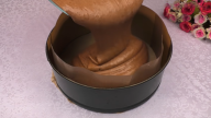 Karamelový dort „Snickers“ s čokoládovou polevou a arašídy