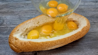 Zapečený chléb plněný vejci, slaninou a sýrem