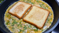 Plněné toasty z pánve s vaječnou omeletou