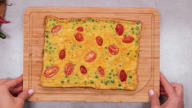 Barevná masová sekaná plněná vaječnou omeletou