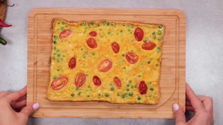 Barevná masová sekaná plněná vaječnou omeletou