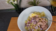 Lehký bramborový salát s tuňákem a vejcem