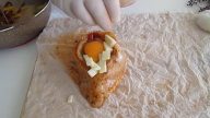 Šťavnatá plněná kuřecí prsa v pečicím papíře
