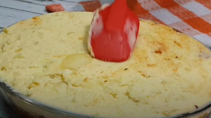 Bramborový nákyp s párky v rajčatové omáčce a sýrem