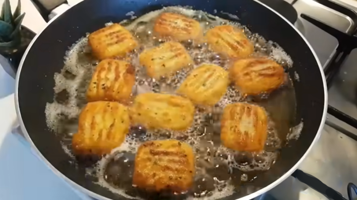 Smažený bramborový snack z vařených brambor
