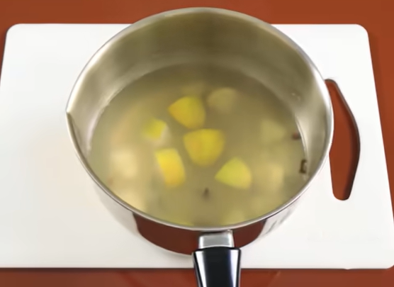 Zázvorový čaj s citronem a hřebíčkem