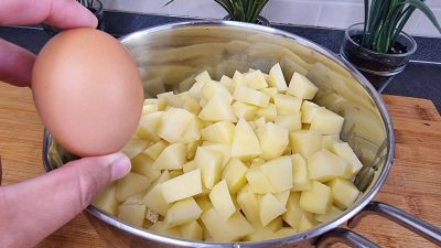 Lehký bramborový salát s tuňákem a vejcem