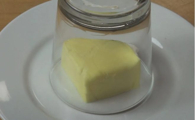 Jak nechat rychle změknout máslo z lednice
