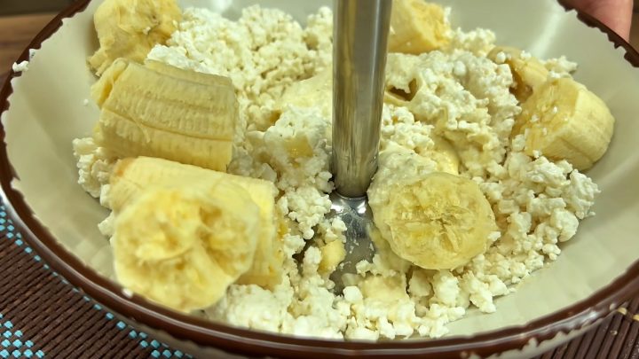 Nízkokalorický dezert z banánů, tvarohu a čokolády