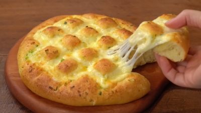 Česnekový chléb s mozzarellou