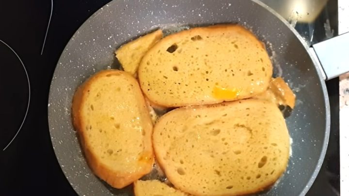 Originální chleba ve vajíčku se sýrem